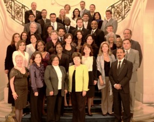 La embajadora Martínez junto al grupo de ex becarios de 22 países durante la ceremonia inaugural.